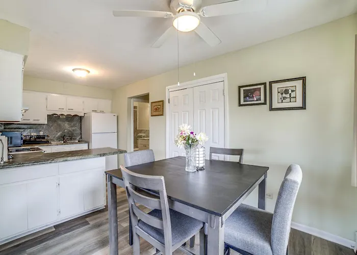 Дом отдыха Cozy Couples Escape In Homewood: Pets Welcome!