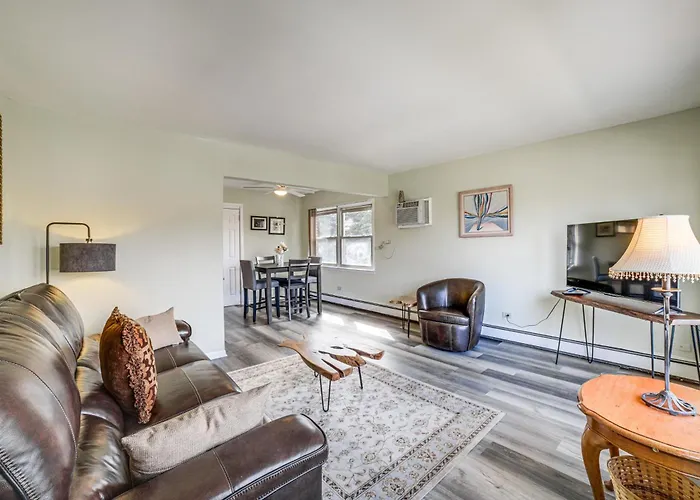 Cozy Couples Escape In Homewood: Pets Welcome!